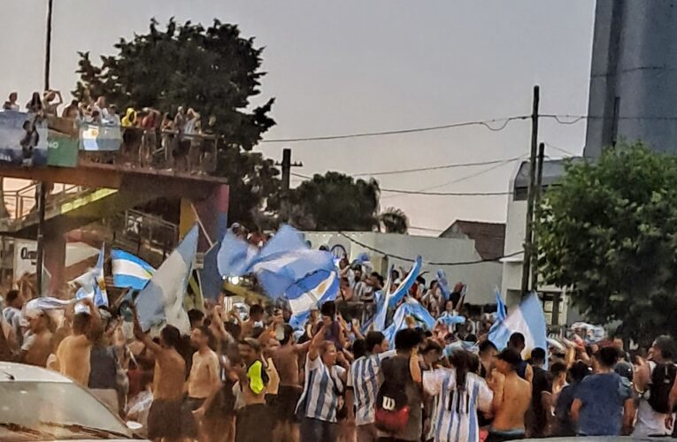 Fiesta en Villa Elisa por la clasificación de la Selección Argentina