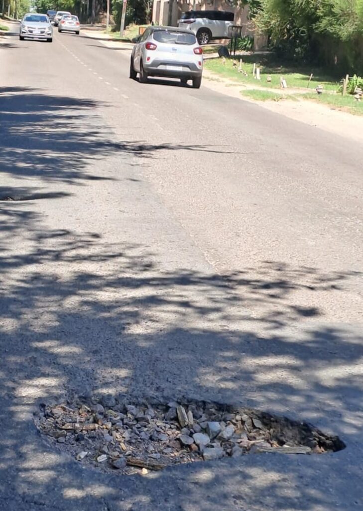 Pozo deteriorado en Avenida Arana y 15 mano al Camino General Belgrano en Villa Elisa