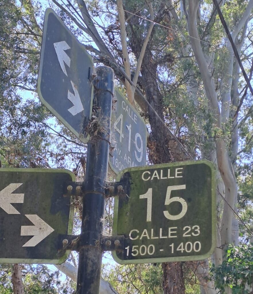 Cartel señalizador de Avenida Arana  y 15 en Villa Elisa