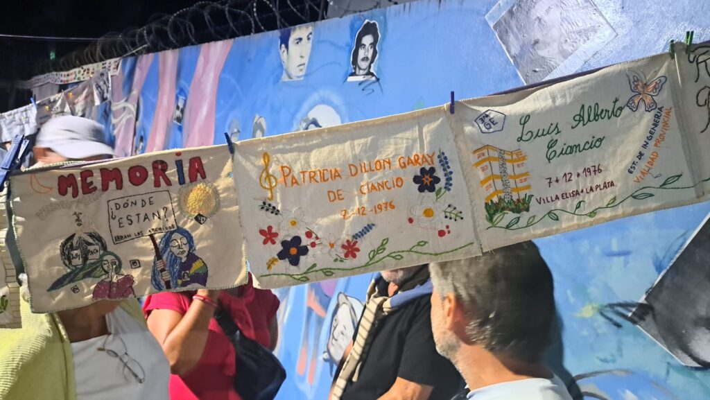 Bordadoras en Paseo de la Memoria de Villa elisa