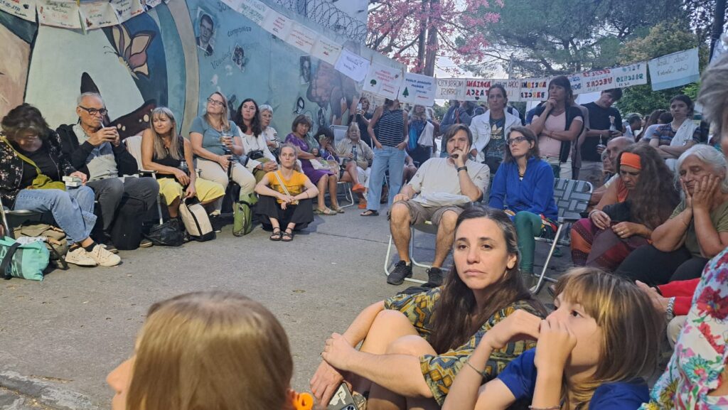 Bordadoras en Paseo de la Memoria de Villa elisa