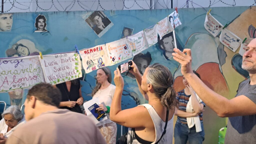 Bordadoras en Paseo de la Memoria de Villa Elisa