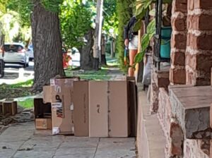 Persona en situación de calle durmiendo entre cartones en Villa Elisa