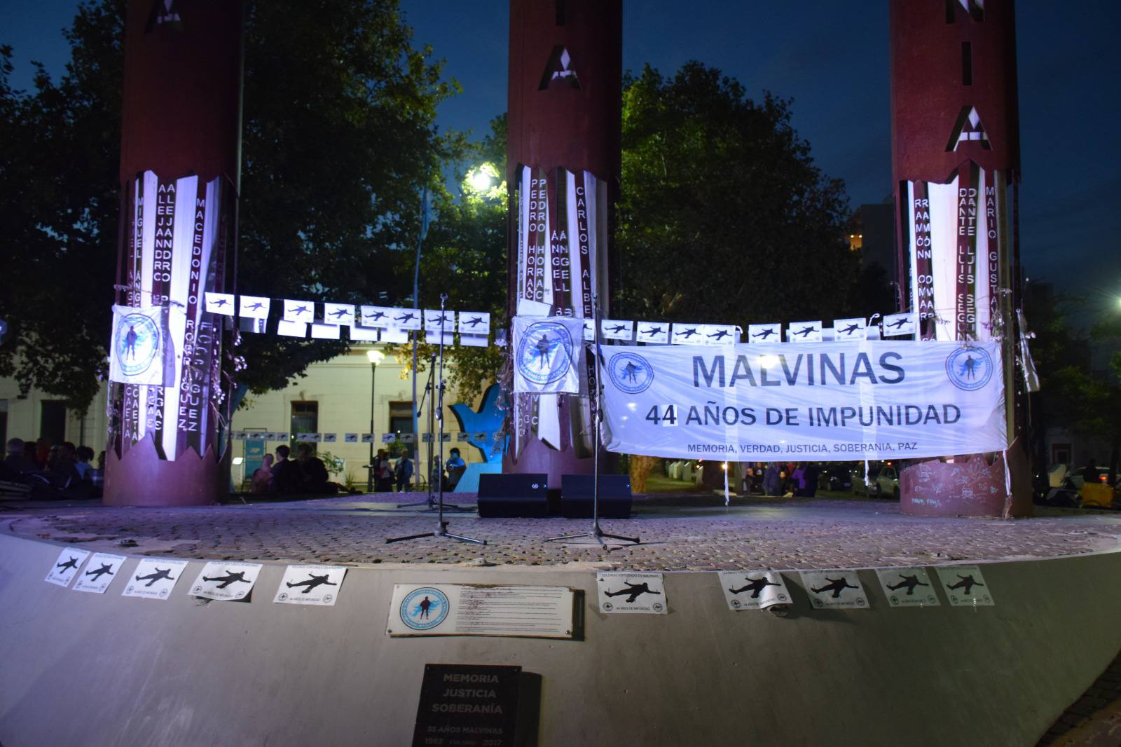 Masiva protesta fren? acto militar en Plaza Malvinas de La Plata