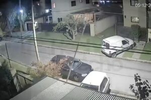 Caída de un poste de luminarias en Villa Elisa