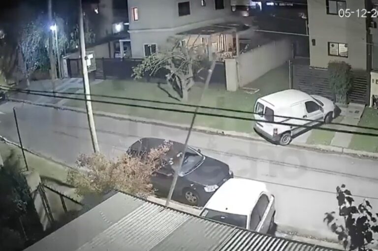Caída de un poste de luminarias en Villa Elisa