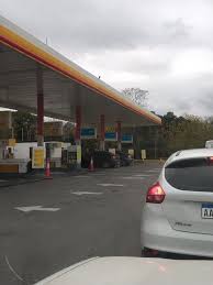 Conductores realizan largas filas para cargar GNC en una estación de servicio de La Plata durante las restricciones por la ola de frío.