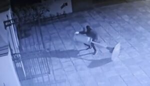Cámara de seguridad registra el robo en la parroquia San Luis Gonzaga de Villa Elisa.