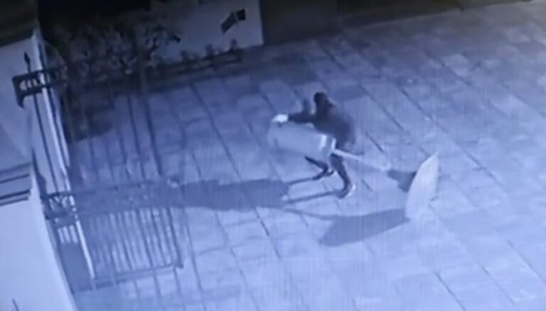 Cámara de seguridad registra el robo en la parroquia San Luis Gonzaga de Villa Elisa.