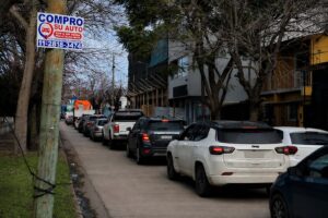 Fila de vehículos sobre la calle 43 en Villa Elisa, donde el intenso tránsito proveniente de la Autopista Buenos Aires-La Plata afecta la circulación en un sector residencial.