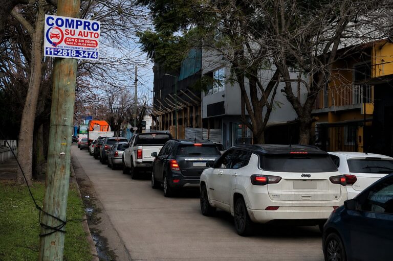 Fila de vehículos sobre la calle 43 en Villa Elisa, donde el intenso tránsito proveniente de la Autopista Buenos Aires-La Plata afecta la circulación en un sector residencial.