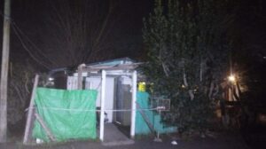 Patrulleros y peritos trabajan en la vivienda donde ocurrió el doble crimen en Villa Elisa.