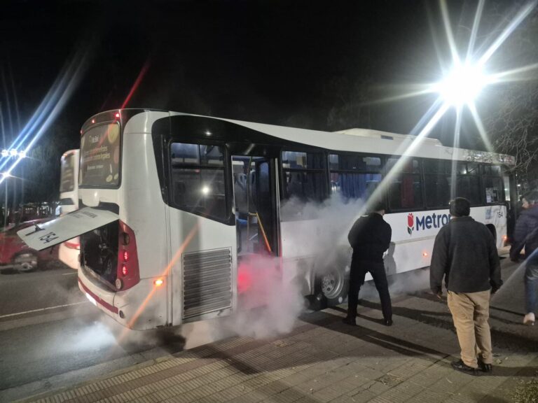 Colectivo detenido durante el regreso a La Plata tras un principio de incendio en Villa Elisa.