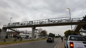 Operativo policial en el puente peatonal de Camino Centenario y avenida Arana, en Villa Elisa.