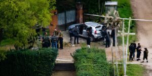 Operativo de la Policía Científica en una vivienda de Villa Elisa donde fue hallada una mujer sin vida.