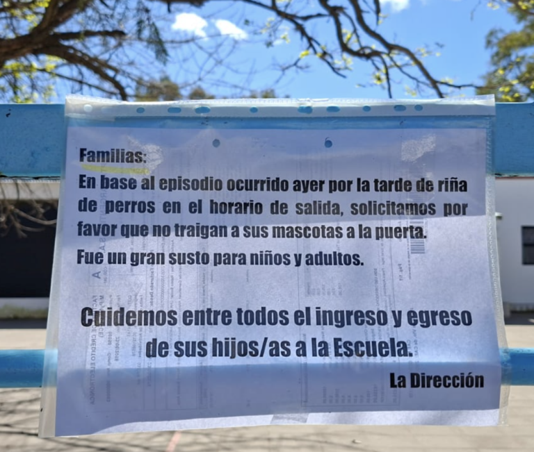 Cartel de la Escuela 24 de Villa Elisa que pide a las familias no llevar mascotas a la puerta del establecimiento.
