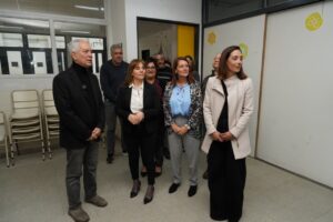 Julio Alak durante la recorrida por la Escuela Secundaria N.º 67 de Villa Elisa, donde se realizaron obras de mantenimiento y reparación.