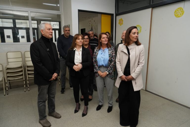 Julio Alak durante la recorrida por la Escuela Secundaria N.º 67 de Villa Elisa, donde se realizaron obras de mantenimiento y reparación.
